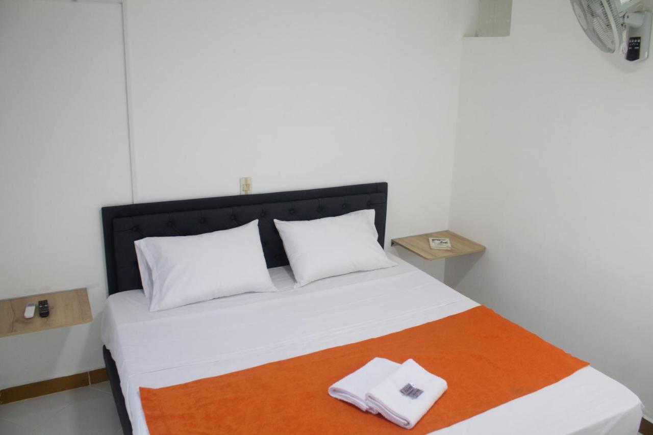 Hotel Picasso 70 Меделин Екстериор снимка