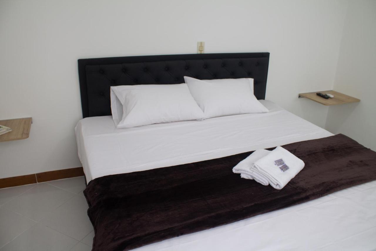 Hotel Picasso 70 Меделин Екстериор снимка