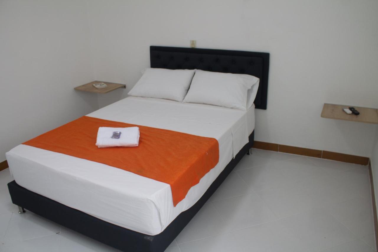 Hotel Picasso 70 Меделин Екстериор снимка