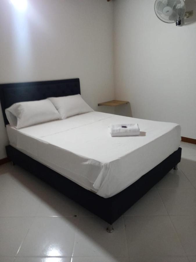 Hotel Picasso 70 Меделин Екстериор снимка