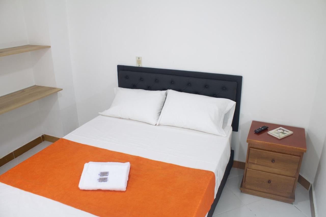 Hotel Picasso 70 Меделин Екстериор снимка