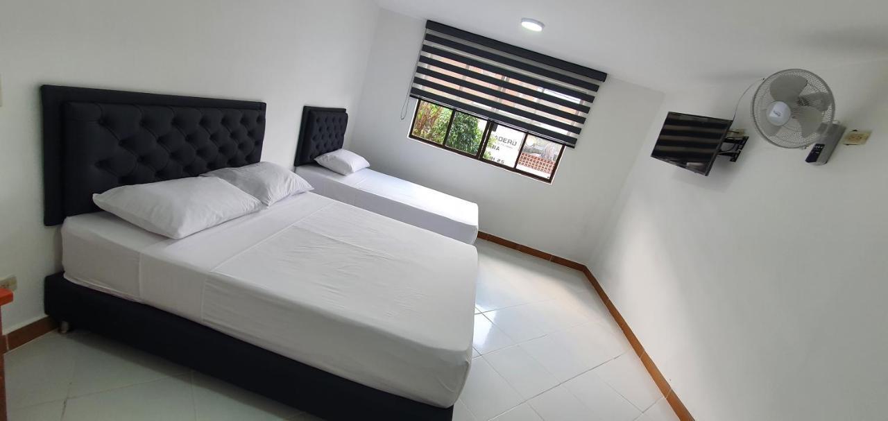 Hotel Picasso 70 Меделин Екстериор снимка