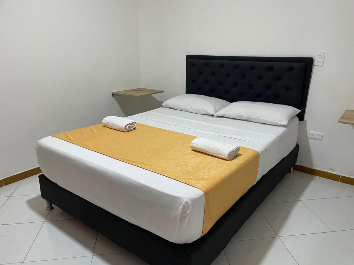 Hotel Picasso 70 Меделин Екстериор снимка