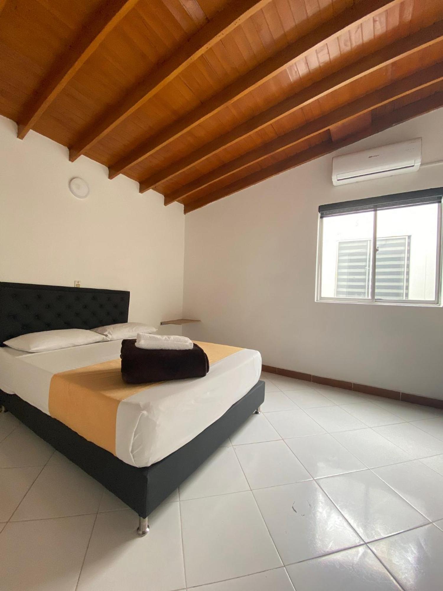 Hotel Picasso 70 Меделин Екстериор снимка